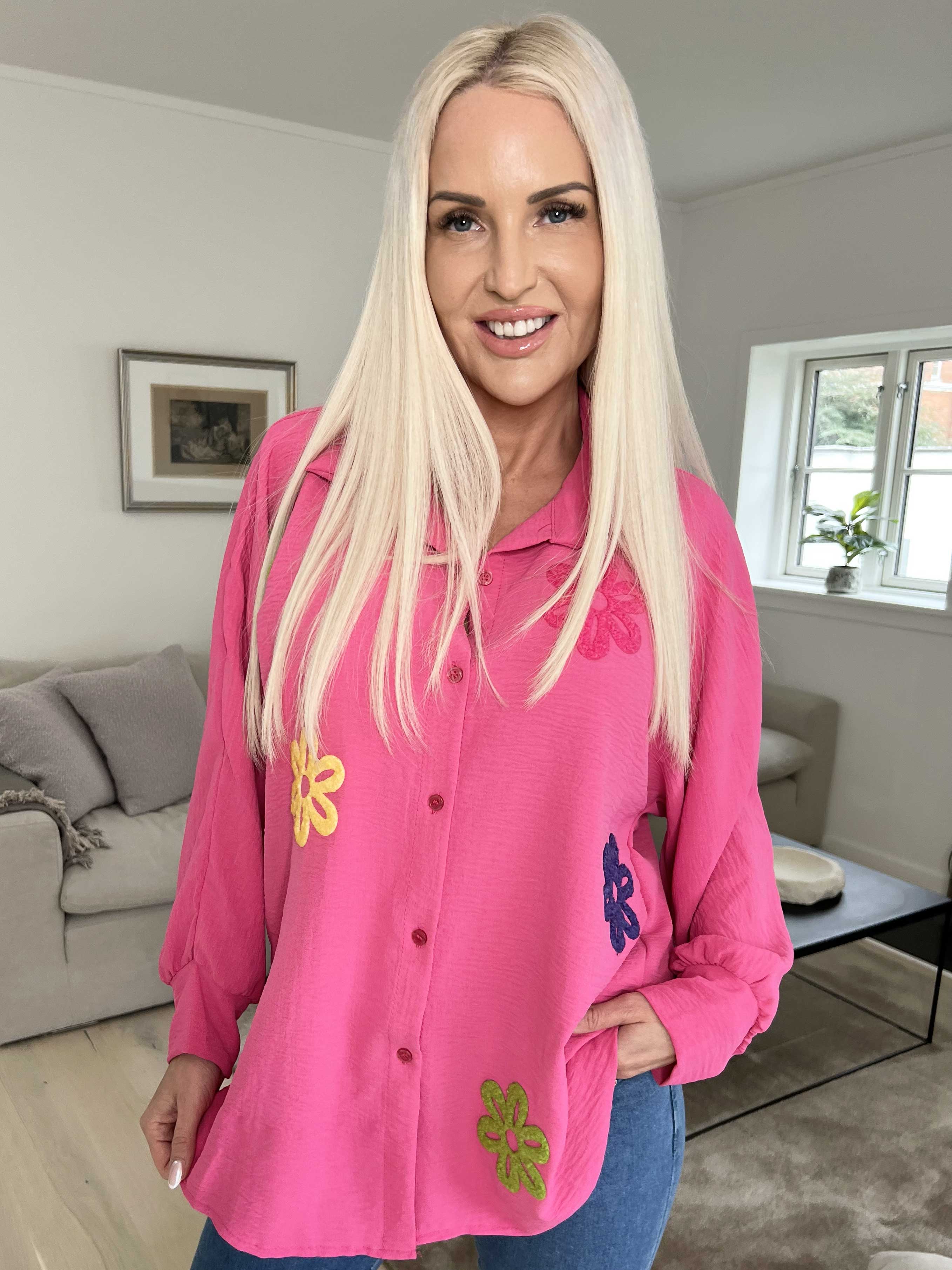 Katrin - Skjorte med fine farvet blomster foran